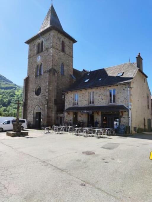 Maison Familiale Et Authentique Saint-Jacques-des-Blats Eksteriør bilde