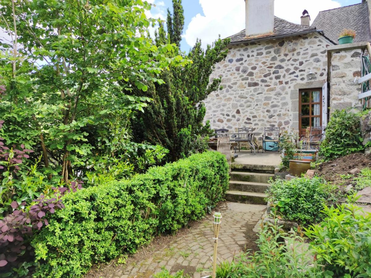 Maison Familiale Et Authentique Saint-Jacques-des-Blats Eksteriør bilde