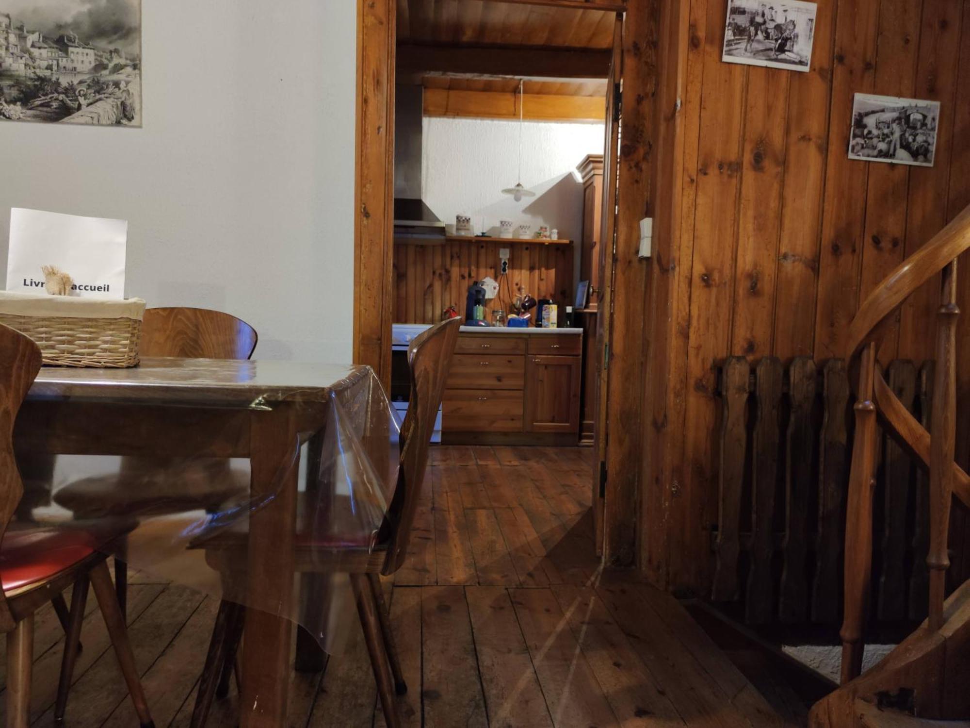 Maison Familiale Et Authentique Saint-Jacques-des-Blats Eksteriør bilde